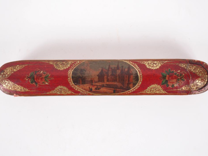 Plumier en carton bouilli à décor doré et polychrome sur fond rouge et