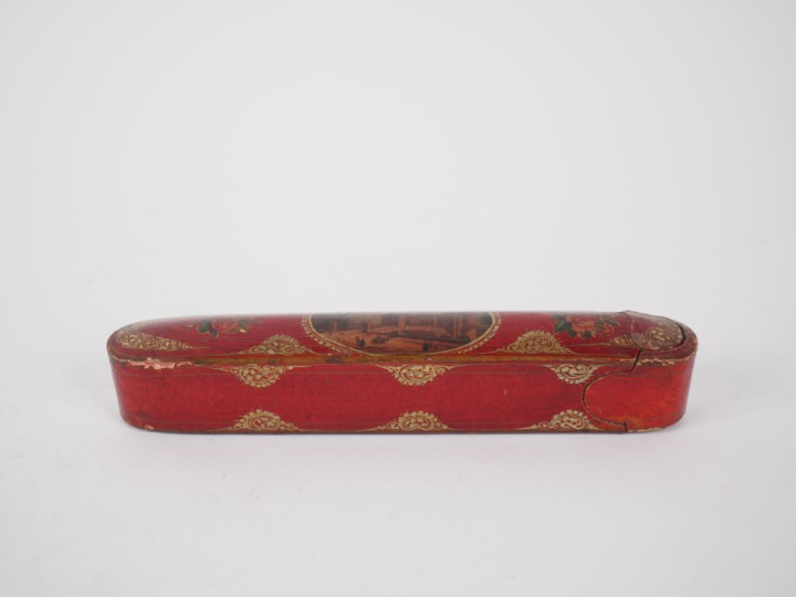 Plumier en carton bouilli à décor doré et polychrome sur fond rouge et