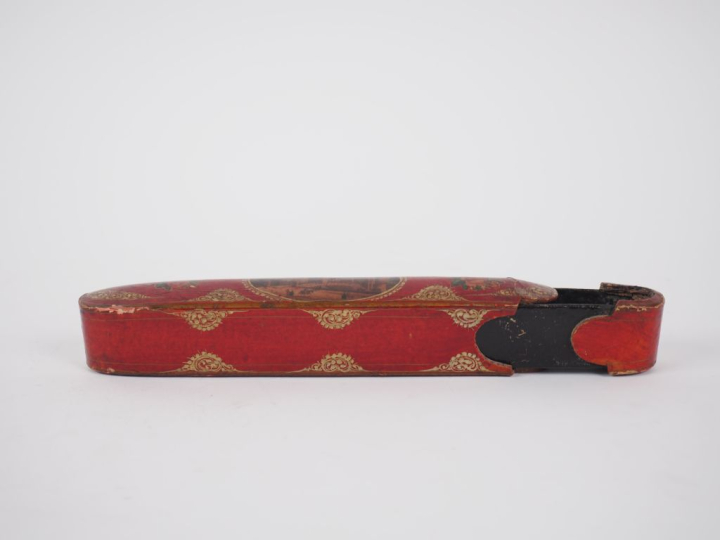 Plumier en carton bouilli à décor doré et polychrome sur fond rouge et