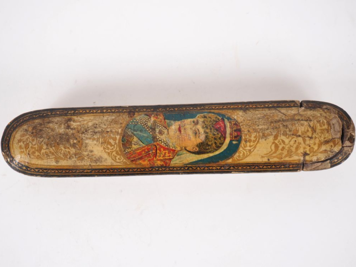 Plumier en carton bouilli à décor de rinceaux dorés et d'une femme cou