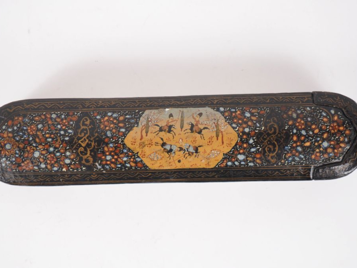 Plumier dit Qalamdan en carton bouilli à décor de rinceaux polychromes