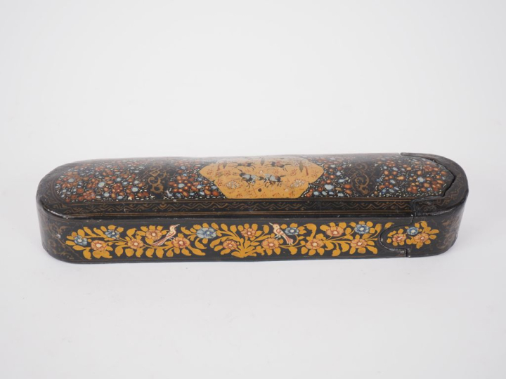 Plumier dit Qalamdan en carton bouilli à décor de rinceaux polychromes