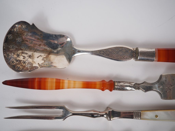 Couvert de voyage en argent étranger et agate. L. 13,5 cm. Poids tel. 