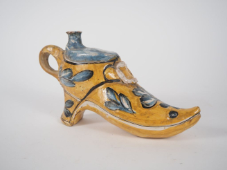 Vente aux enchères Encrier en majolique italienne figurant un soulier. Dim. 14 x 25 cm. (