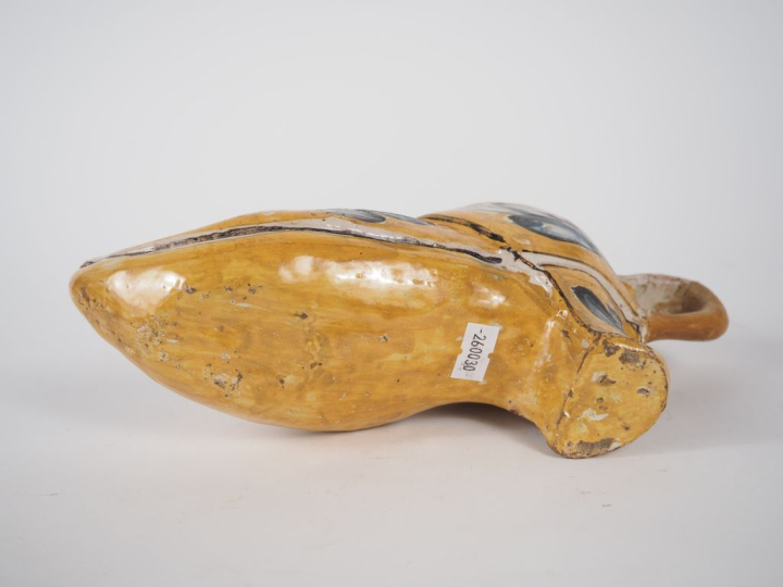 Encrier en majolique italienne figurant un soulier. Dim. 14 x 25 cm. (