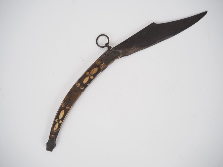 Navaja en métal, manche en corne et bois à décor de fleurs stylisées. 