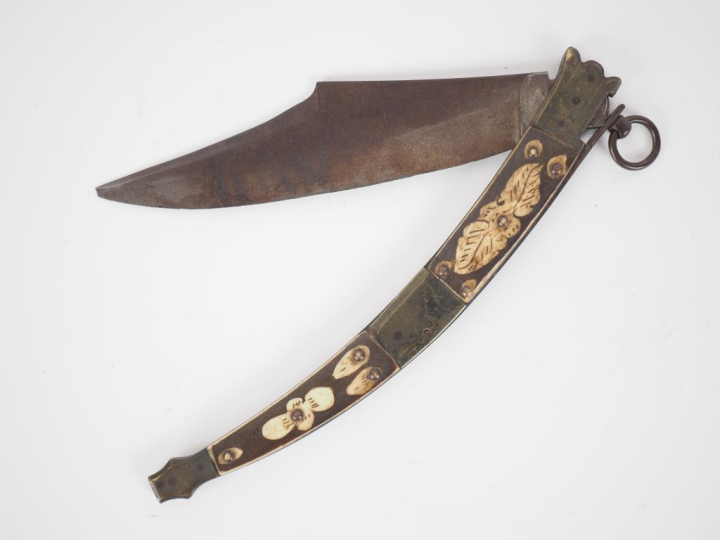 Navaja en métal, manche en corne, bois et laiton à décor de feuillages