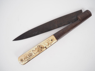 Vente aux enchères Couteau corse, manche en corne à décor de tête de maure et de fleurett
