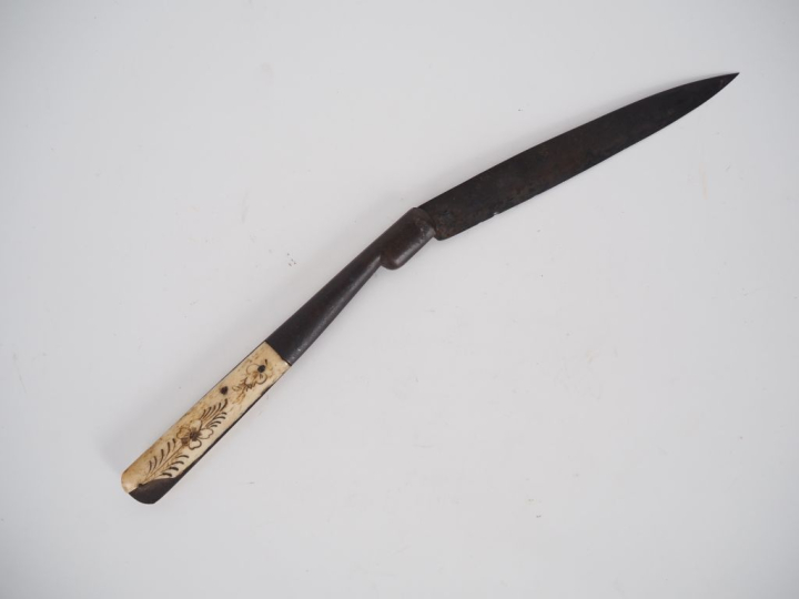 Couteau corse, manche en corne à décor de tête de maure et de fleurett