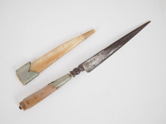 Vente aux enchères Stylet corse XVIIIème. L. 18,5 cm. (Manque, petits accidents).