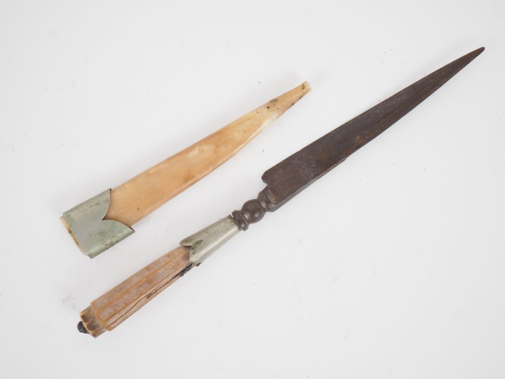 Stylet corse XVIIIème. L. 18,5 cm. (Manque, petits accidents).