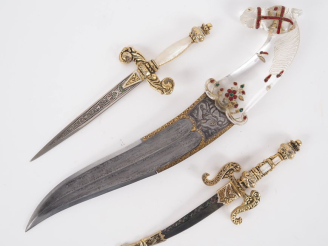 Vente aux enchères Dague type Khanjar, poignée en cristal figurant un buste d'étalon. L. 