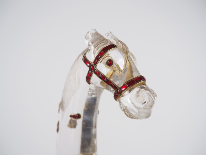 Dague type Khanjar, poignée en cristal figurant un buste d'étalon. L. 
