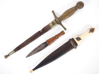 Vente aux enchères 3 différents couteaux en métal, laiton, os et bois. L. de 17 à 34 cm.