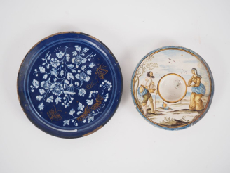 Vente aux enchères NEVERS. Assiette en faïence à décor bleu persan de fleurs et de papill