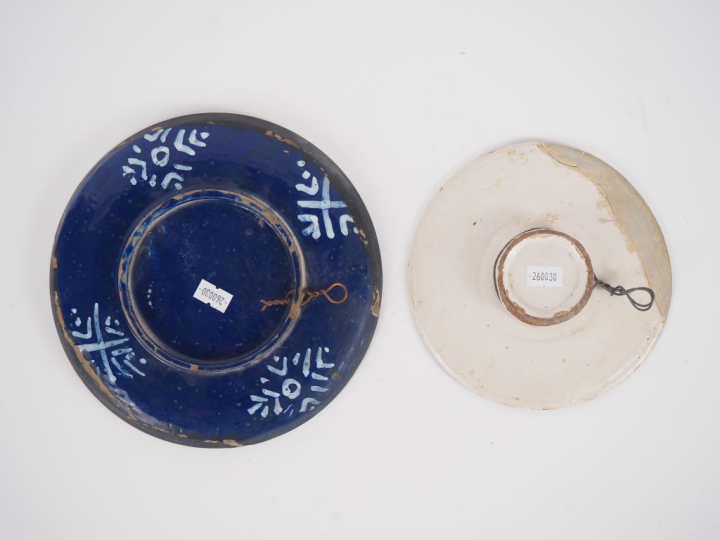NEVERS. Assiette en faïence à décor bleu persan de fleurs et de papill