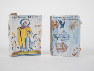 Vente aux enchères NEVERS (dans le goût de). Deux secouettes en faîence polychrome. Dim. 