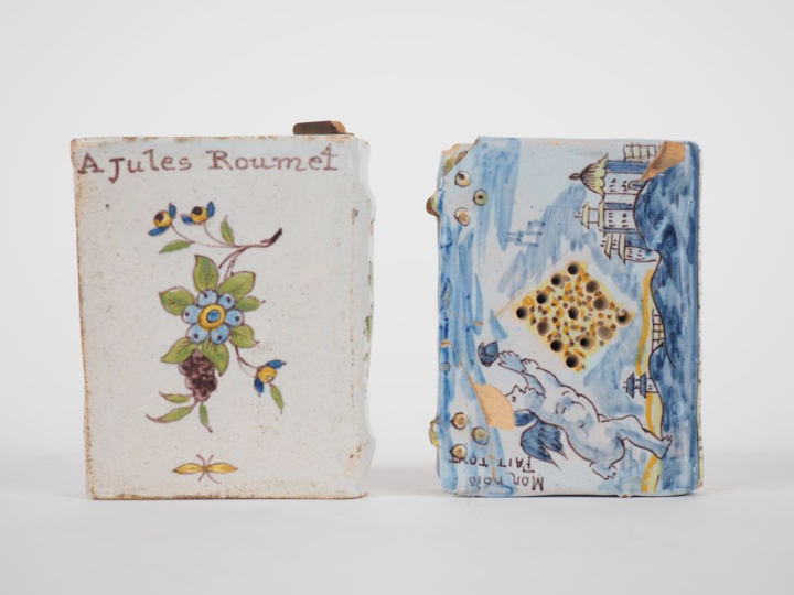 NEVERS (dans le goût de). Deux secouettes en faîence polychrome. Dim. 