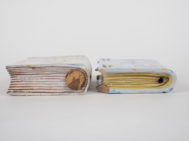NEVERS (dans le goût de). Deux secouettes en faîence polychrome. Dim. 