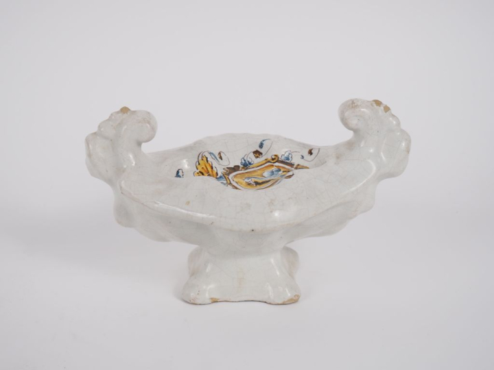 Salière en faïence italienne à décor de blason polychrome. Dim. 13 x 2