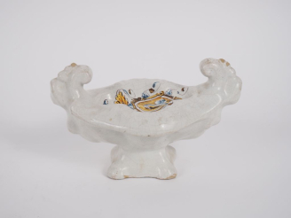 Vente aux enchères Salière en faïence italienne à décor de blason polychrome. Dim. 13 x 2