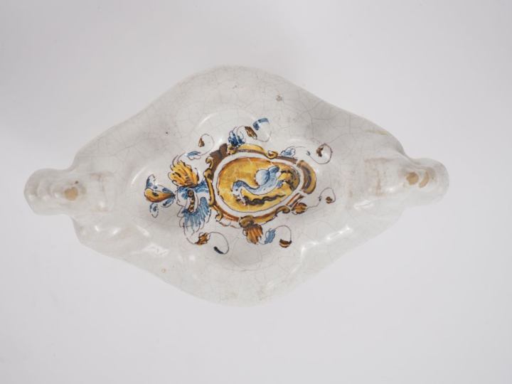 Salière en faïence italienne à décor de blason polychrome. Dim. 13 x 2