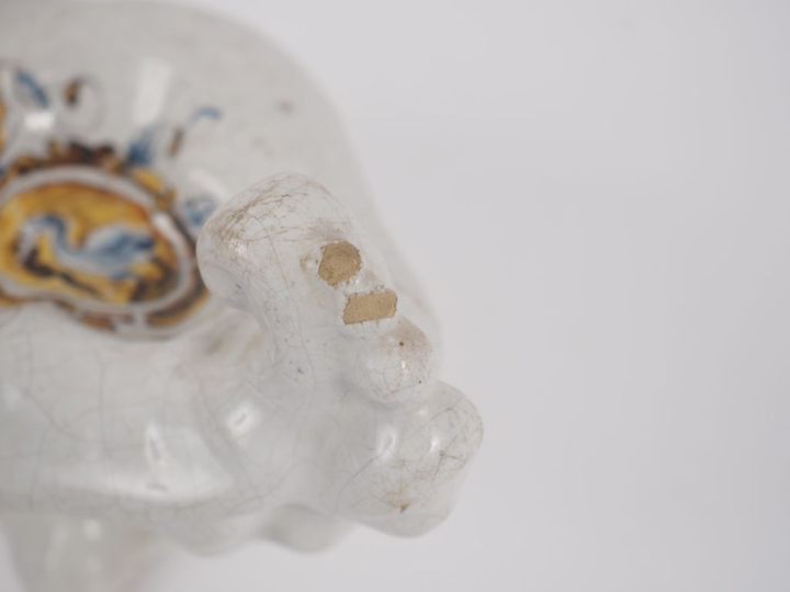 Salière en faïence italienne à décor de blason polychrome. Dim. 13 x 2