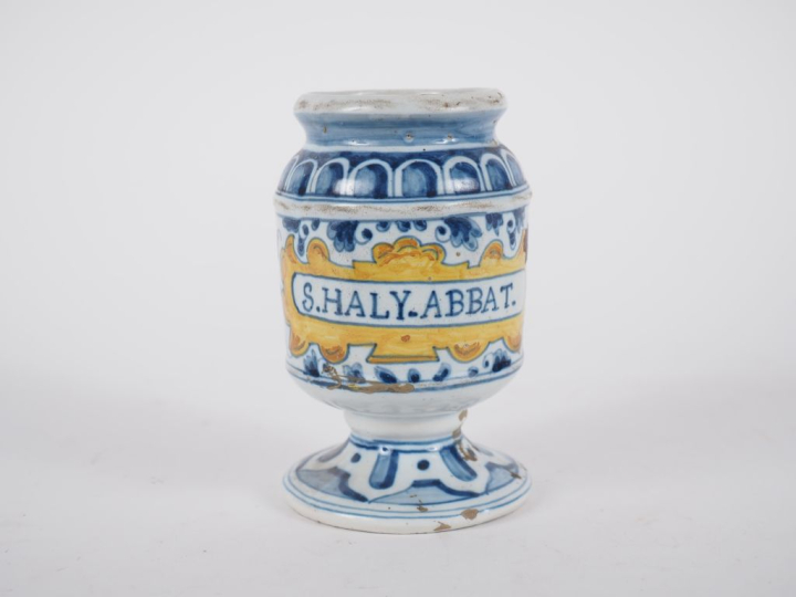 Albarello en faïence à décor polychrome feuillagé. H. 15 cm. (Sauts d'