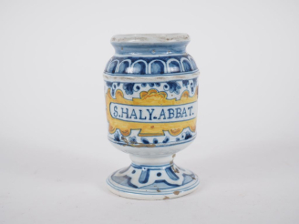 Vente aux enchères Albarello en faïence à décor polychrome feuillagé. H. 15 cm. (Sauts d'