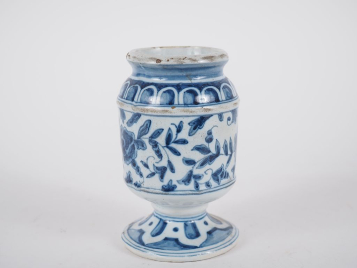 Albarello en faïence à décor polychrome feuillagé. H. 15 cm. (Sauts d'