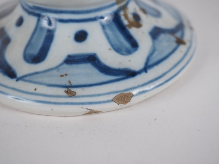 Albarello en faïence à décor polychrome feuillagé. H. 15 cm. (Sauts d'