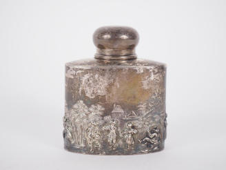 Vente aux enchères Flacon en argent anglais à décor de villageois en léger relief. Poinço