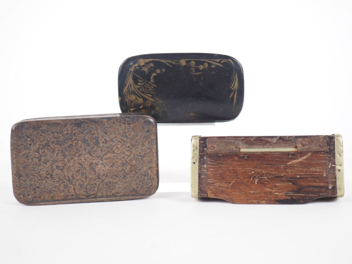 Tabatière en argent 925 à décor de rinceaux feuillagés. Poinçon Minerv