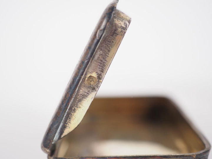 Tabatière en argent 925 à décor de rinceaux feuillagés. Poinçon Minerv