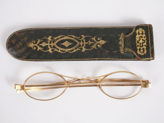 Vente aux enchères Paire de lunettes XIXème en or jaune 750, dans leur étui en cuir. Poin
