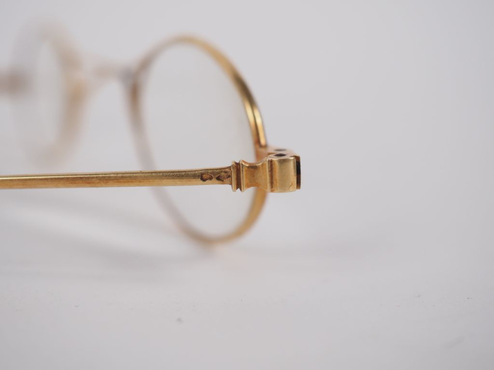 Paire de lunettes XIXème en or jaune 750, dans leur étui en cuir. Poin