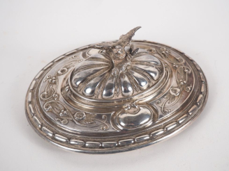 Vente aux enchères Couvercle de pièce de forme en argent 925, la prise ornée d'un oiseau 