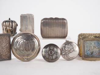 Vente aux enchères 6 différentes boîtes à pilules ou tabatières en argent 800 et 925. Poi