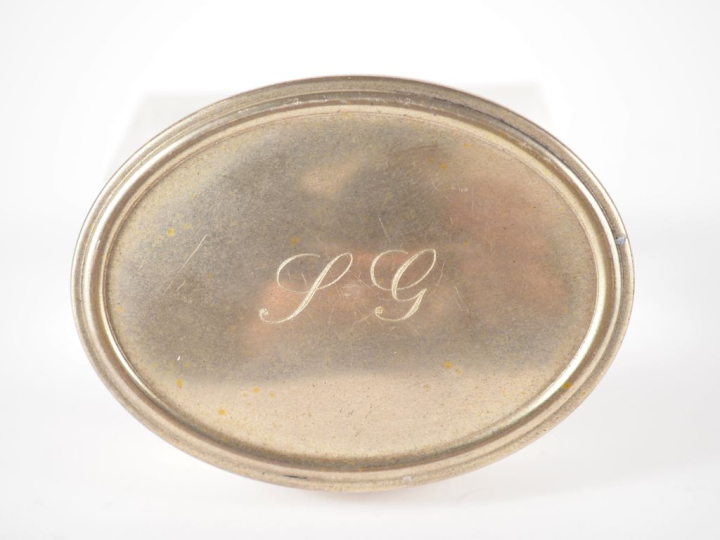 Boîte couverte en argent 800, couvercle à décor d'initiales gravées. P