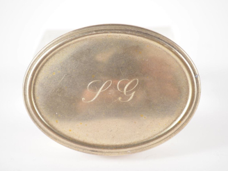 Vente aux enchères Boîte couverte en argent 800, couvercle à décor d'initiales gravées. P