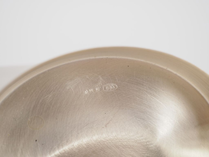 Boîte couverte en argent 800, couvercle à décor d'initiales gravées. P