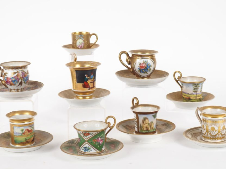 Collection de 17 tasses et sous tasses XIXème et XXème en porcelaine. 