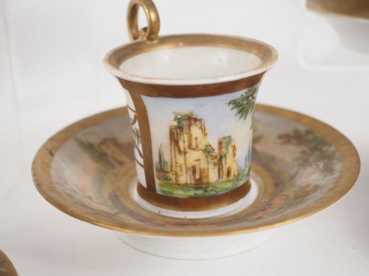 Collection de 17 tasses et sous tasses XIXème et XXème en porcelaine. 