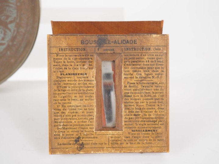 LADOIS. Boussole alidade dans son étui en bois. Dim. 8,5 x 8,5 cm.  On
