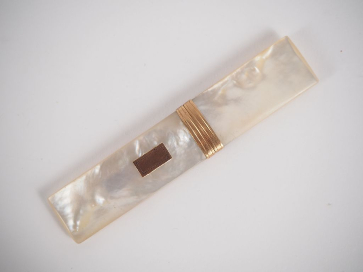 Porte aiguille 1900 en nacre et pomponne. L. 8,5 cm.