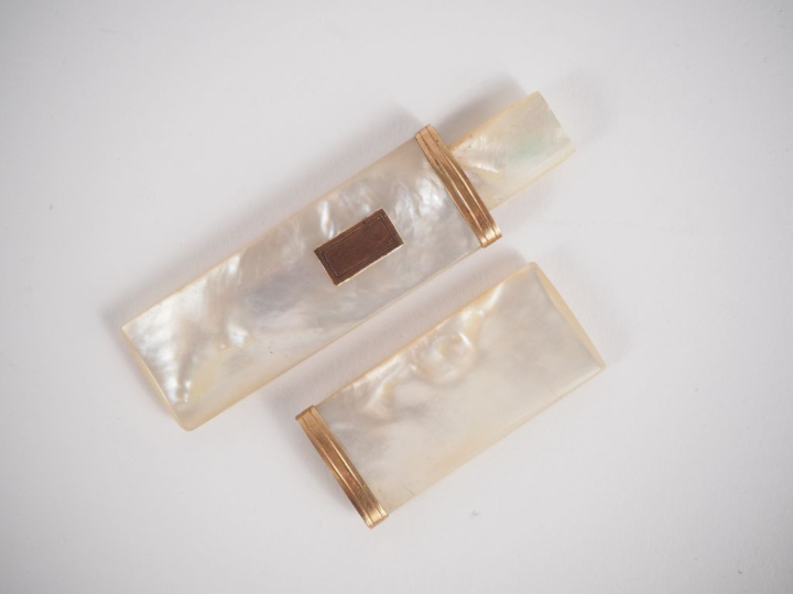 Porte aiguille 1900 en nacre et pomponne. L. 8,5 cm.
