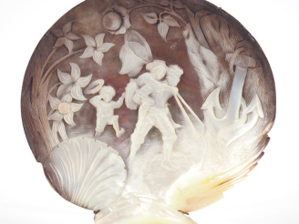 Vente aux enchères Coquillage sculpté à décor sculpté dans la nacre de jeune pêcheur. Dim