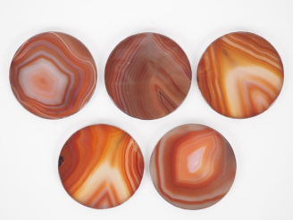 Vente aux enchères Suite de 5 dessous de verre en agate cerclés de métal argenté. Diam. 7