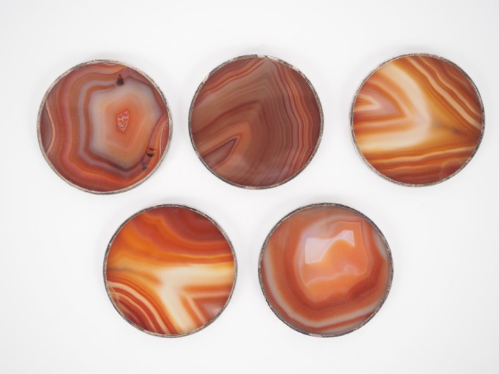 Suite de 5 dessous de verre en agate cerclés de métal argenté. Diam. 7