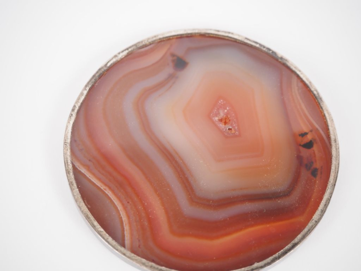 Suite de 5 dessous de verre en agate cerclés de métal argenté. Diam. 7